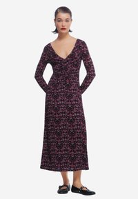 Langärmliges Kleid im dunklen Blumenmuster mit tiefem V-Ausschnitt, tailliertem Oberteil und lockerem Rock, aus leichtem Stoff gefertigt und mit Taschen ausgestattet.