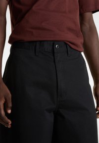 Vans AUTHENTIC CHINO BAGGY - Chino - black
