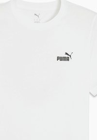 Bílá bavlněná tričko s kulatým výstřihem, s černým logem Puma na levé hrudi. Hladká textura, krátké rukávy a standardní střih.