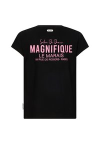 Czarny bawełniany t-shirt z krótkimi rękawami, z różowym nadrukowanym tekstem: "Salon De Danse MAGNIFIQUE LE MARAIS 198 RUE DE ROSIERS – PARYŻ."