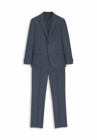 Costume bleu marine comprenant un blazer à simple boutonnage avec des revers crantés, deux poches avant, et un pantalon à plis plats.