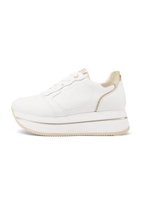 Sneakers bianchi con un design elegante, dettagli in oro, tallone testurizzato e suola piatta spessa. Presentano lacci tondi e punta perforata.