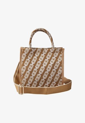 Sac cabas en tissu marron avec motif chaîne beige en diagonale, poignées courtes et bandoulière réglable avec boucle métallique.