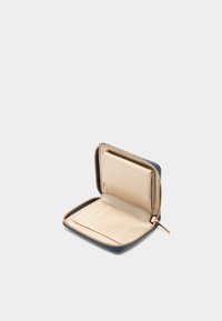 Kompakta zila maka ar zelta rāvējslēdzēju un bēša iekšpusi.  Iespējas iezīmē kartes vietas un caurspīdīga ID kabata, demonstrējot elegantu, minimālistisku dizainu.