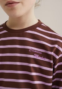 Brun och rosa randig t-shirt i mjuk tyg, med rund halsringning och broderad text "Camden Market" på bröstet.