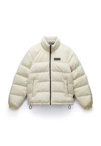 Crème pufferjack met een hoge kraag, ritssluiting, twee voorzakken, elastische manchetten en een trekkoord onderaan. Heeft een logo op de borst.