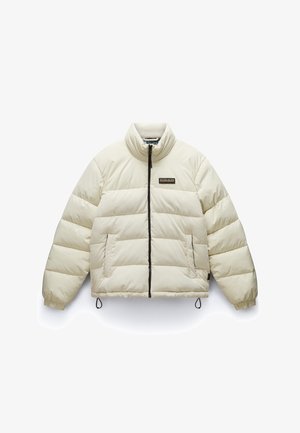 Kremowa kurtka puchowa z wysokim kołnierzem, zamkiem błyskawicznym, dwiema przednimi kieszeniami, elastycznymi mankietami i ściągaczem na dole. Posiada haftowane logo na piersi.