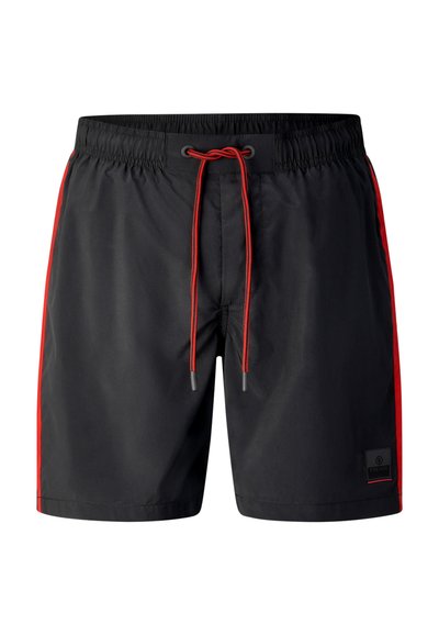 Shorts de bain noirs avec des bandes latérales rouges et un cordon rouge à la taille élastique, avec un petit patch noir sur la jambe gauche.