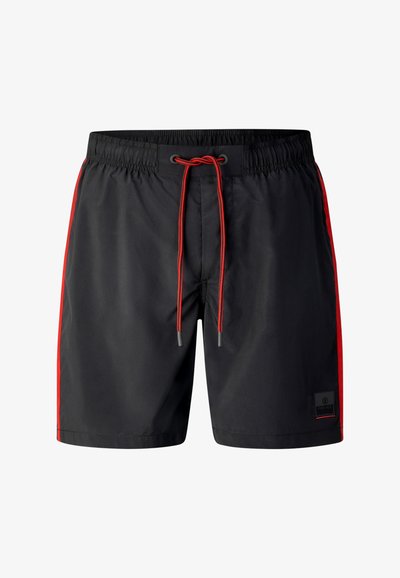 Shorts de bain noirs avec des bandes latérales rouges et un cordon rouge à la taille élastique, avec un petit patch noir sur la jambe gauche.
