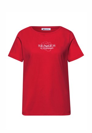 Rode T-shirt met korte mouwen en ronde hals met witte tekst "SENSES La Vie Botanique" en een subtiel bloemcontourontwerp op de borst.