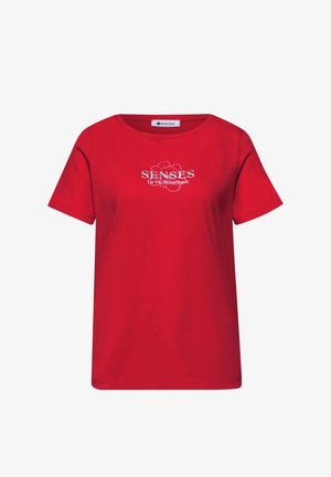 Rode T-shirt met korte mouwen en ronde hals met witte tekst "SENSES La Vie Botanique" en een subtiel bloemcontourontwerp op de borst.