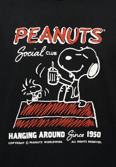 Ο Snoopy και ο Woodstock κάθονται πάνω στη στέγη ενός κόκκινου σπιτιού για σκύλους, ο Snoopy κρατάει ένα ποτό, με το κείμενο «PEANUTS Social Club Hanging Around Since 1950».