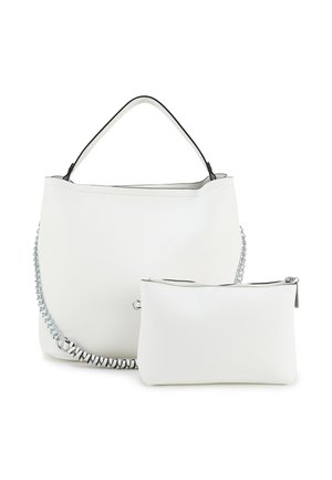 Witte lederen handtas met korte handgreep en zilveren kettingriem, vergezeld van een bijpassend wit zippertasje.