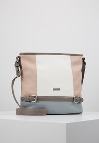 Borsa a spalla in pelle multicolore con pannelli rosa chiaro, bianchi e blu. Finiture in argento e una tracolla regolabile completano il design.