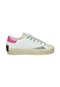 Sneaker bianca a basso profilo con suola beige, linguetta posteriore rosa, accento in glitter argento, punta beige e lacci bianchi stampati su uno sfondo bianco.