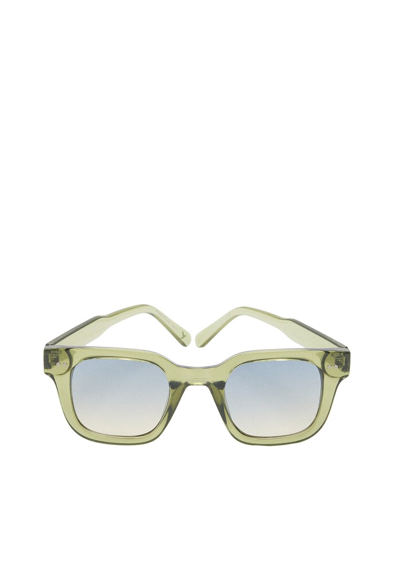 Zielonkawe okulary o prostokątnym kształcie, z niebieskimi gradientowymi soczewkami i przezroczystymi zausznikami. Minimalne akcenty metalowe na oprawie.