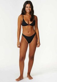 Zwart bikini set met een geribbelde textuur, driehoekstop en hoog uitgesneden broekjes, ontworpen voor een minimalistische look.
