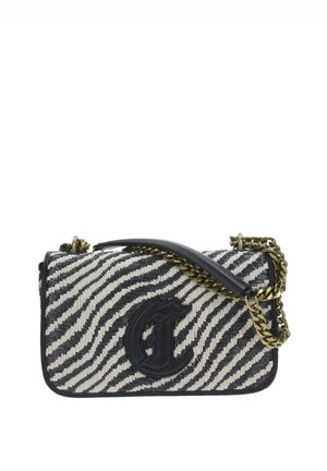 Borsa intrecciata con un motivo a zigzag bianco e nero, con bordi in pelle e tracolla a catena dorata, e un logo prominente sul davanti.