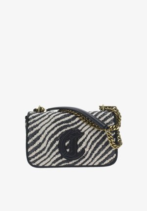 Borsa intrecciata con un motivo a zigzag bianco e nero, con bordi in pelle e tracolla a catena dorata, e un logo prominente sul davanti.