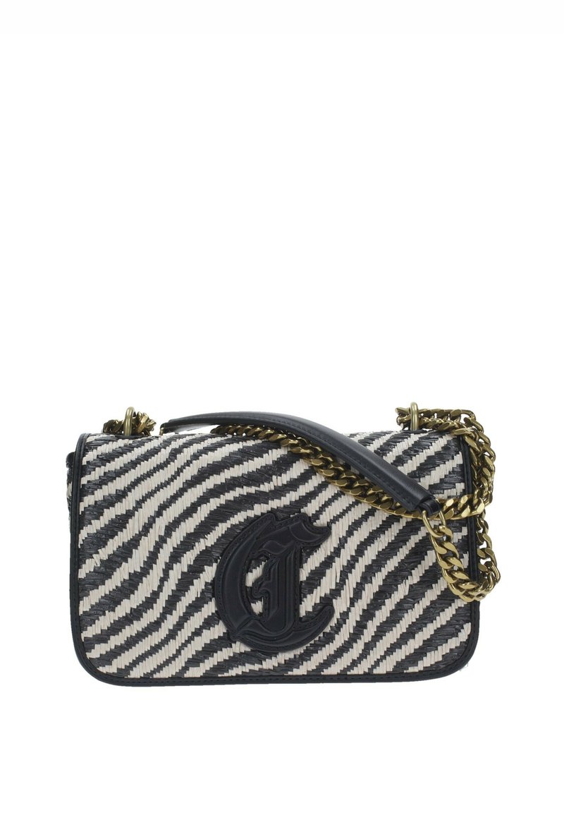 Borsa intrecciata con un motivo a zigzag bianco e nero, con bordi in pelle e tracolla a catena dorata, e un logo prominente sul davanti.