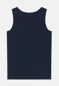 Mornarsko modra bombažna majica na naramnice z okroglo izrezom in širokimi armholes, ki se ponaša s čistim šivom in gladko teksturo.