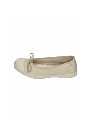 Beiger Canvas-Ballettschuh mit weißer Gummikappe vorne, Schleife vorne und weißer Gummisohle, Seitenansicht.