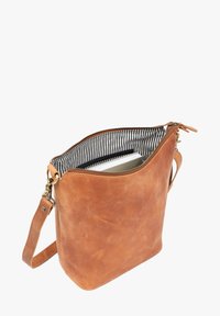 Lederschultertasche in Hellbraun, strukturierte Form, Reißverschluss, gestreiftes Stofffutter, verstellbarer Riemen, minimalistische Beschläge.