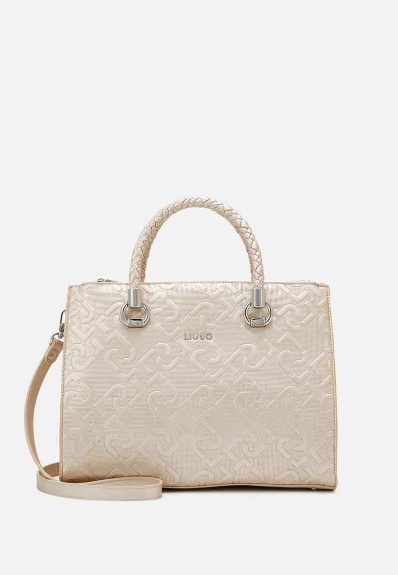 Borsa da donna beige con motivo testurizzato, doppie maniglie, hardware argentato e tracolla regolabile. Presenta una chiusura con zip.