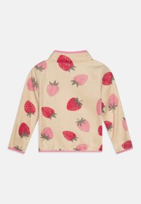 Pulover din fleece de culoare crem cu un model roz de căpșuni, cu mâneci lungi și detalii roz la guler și la tiv. Textură moale.