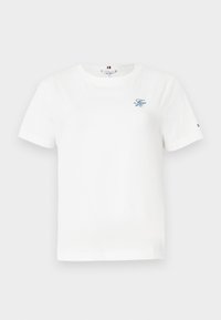 T-shirt en coton blanc à manches courtes, col rond, avec un logo brodé bleu sur la poitrine. Présente des détails de couture subtils.