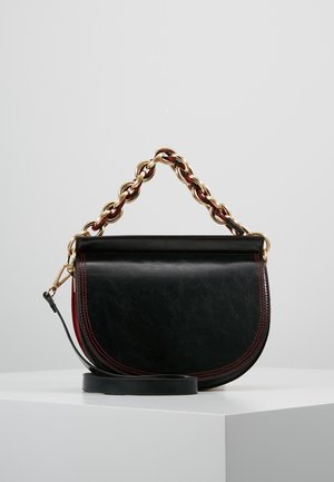 Schwarze halbmondförmige Handtasche mit burgunderfarbenen Nähten, goldenem Kettenhenkel und abnehmbarem schwarzem Schulterriemen auf weißer Oberfläche.