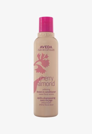 Różowa butelka z kremowym dnem odżywki bez spłukiwania Aveda Cherry Almond. Zawiera kwiatowe grafiki oraz tekst w kolorze fioletowym. Pojemność 8,5 fl oz. Miękka tekstura.