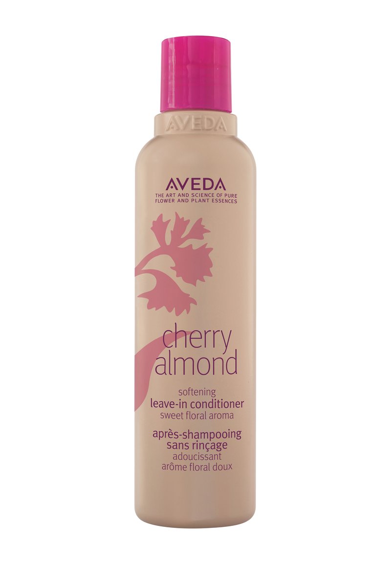 Bouteille de 250 ml de conditionneur sans rinçage Aveda Cherry Almond, avec un bouchon rose. Présente des graphismes floraux et du texte en violet. Texture douce.