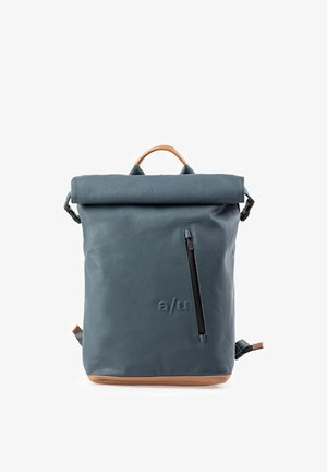 Blauer Rucksack mit Rollverschluss, braunem Griff und Boden, vorderer vertikaler Reißverschlusstasche und „a/u“ eingeprägtem Logo auf der Vorderseite.