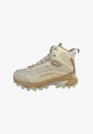 Lichtgewicht wandelschoen in beige, voorzien van mesh-panelen, een versterkte neus en een robuuste rubberen zool met profielnoppen. Merkreliëf aan de zijkant.