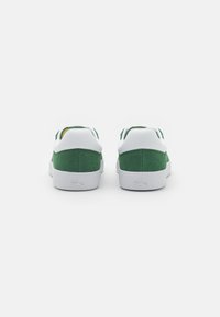 Lacoste BASESHOT 223 - Sporta apavi - dark green/white