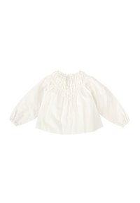 Blusa blanca de manga larga con escote fruncido, que presenta un cierre de botones y rayas verticales texturizadas. Tela suave y corte holgado.