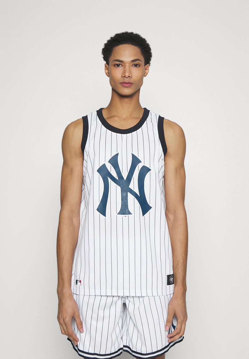 Maglia da basket dei New York Yankees con righe bianche e nere, caratterizzata da un grande logo blu, abbinata a pantaloni corti coordinati e dettagli neri.