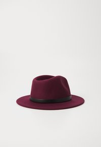 Fédora en feutre bordeaux avec un bandeau en cuir noir lisse, présentant une couronne légèrement affaissée et un large bord plat.