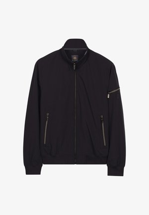 Schwarze Bomberjacke mit gerippten Bündchen und Kragen, durchgehendem Reißverschluss vorne, zwei vorderen Reißverschlusstaschen und einer Reißverschlusstasche am linken Ärmel.