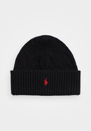 Gorro de malha preto com design em malha de cabos e punho canelado. Acento notável do logótipo vermelho na frente. Textura suave.