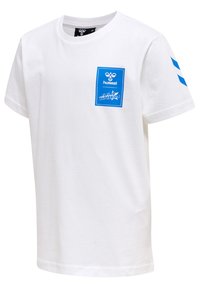 Hvid bomulds T-shirt med et blåt grafisk lomme-design og blå striber på ærmerne. Standard rund hals og korte ærmer.