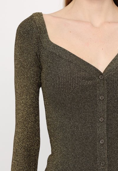 Donkergroene ribgebreide cardigan met een diepe V-hals, voorzien van vijf bruine knopen en een subtiele metallic glans.