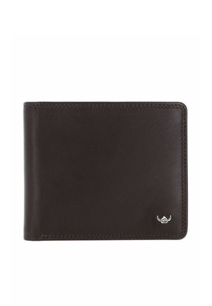 Portefeuille bifold en cuir brun foncé avec des coutures soignées et un petit logo argenté dans le coin inférieur droit sur fond blanc.