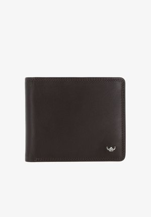 Portafoglio bifold in pelle marrone scuro con cuciture ordinate e piccolo logo argentato nell'angolo in basso a destra su sfondo bianco.