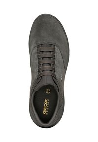 Sneaker in suede grigio scuro con punta arrotondata, lacci elasticizzati e pannelli laterali testurizzati. Logo in oro sulla linguetta. Fodera interna liscia.