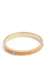 Bracciale in metallo dorato con inserto arancione piatto e piccoli accenti rotondi. Presenta una chiusura a fermaglio, una finitura liscia e un design snodato.