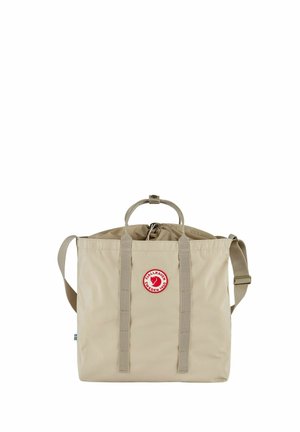 Borsa tote rettangolare beige con due manici, tracolla regolabile, chiusura superiore con coulisse e toppa con logo rosso Fjällräven sul davanti.