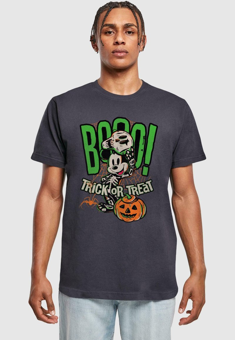 Tmavě šedé bavlněné tričko se vzhledem pro Halloween, které obsahuje zelený nápis "BOO!", Micky Mouse v kostýmku kostlivce, dýni s výrazem a akcenty pavouků.