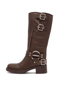 Botină din piele maro, până la genunchi, cu vârful rotund, multiple catarame decorative, accent de hardware circular și toc căptușit.